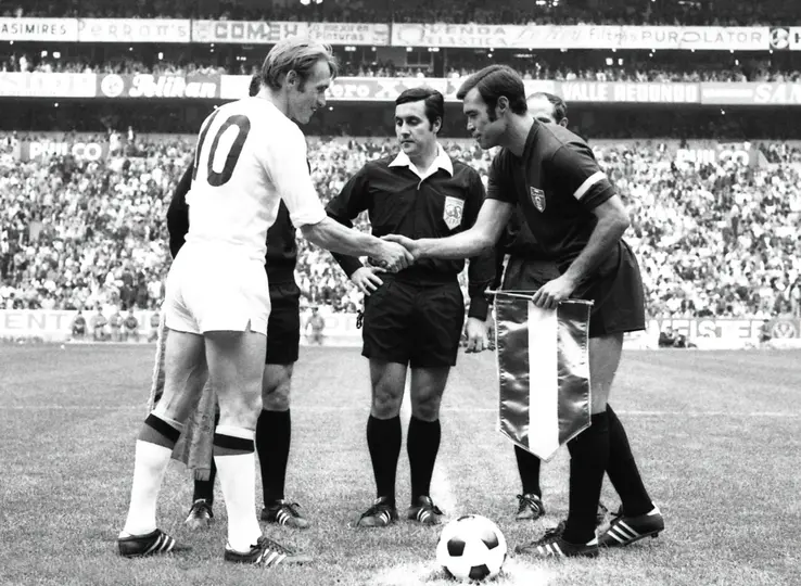 El capitán de México Gustavo 'Halcón' Peña (der.) saluda al de Bélgica, Paul Van Himst, en México 1970. l MEXSPORT