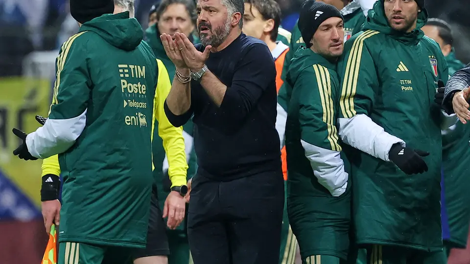 Gattuso reclamando una posible tarjeta roja para Bosnia | AP