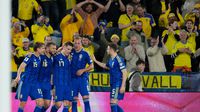 Jugadores de la Selección de Suecia en celebración en el partido de repechaje contra Ucrania | AP