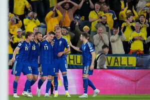 Jugadores de la Selección de Suecia en celebración en el partido de repechaje contra Ucrania | AP