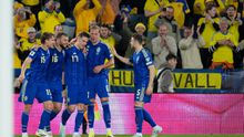 Jugadores de la Selección de Suecia en celebración en el partido de repechaje contra Ucrania | AP