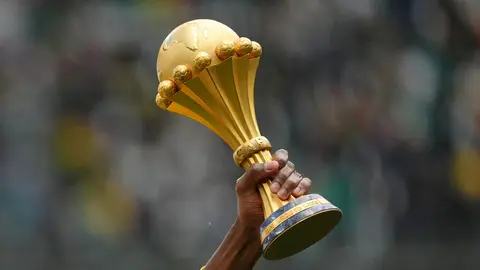 Un jugador de la Selección de Senegal sostiene el trofeo de la Copa Africana de Naciones | AP
