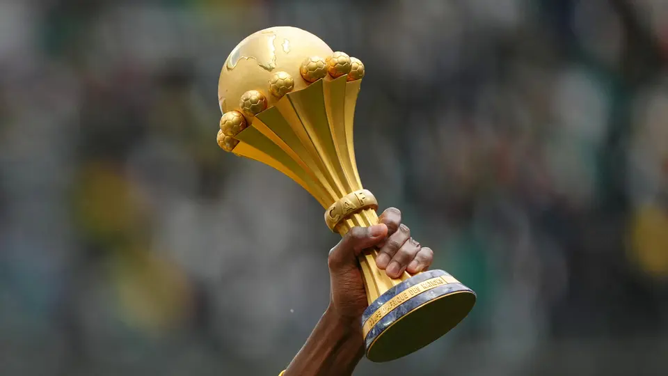 Un jugador de la Selección de Senegal sostiene el trofeo de la Copa Africana de Naciones | AP