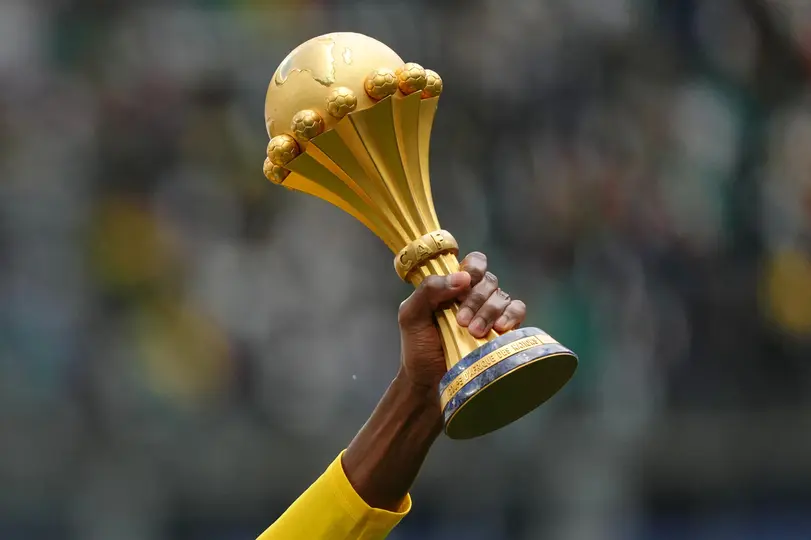 Un jugador de la Selección de Senegal sostiene el trofeo de la Copa Africana de Naciones | AP