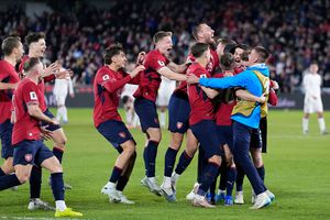 Jugadores de República Checa en celebración tras el triunfo en penales ante Dinamarca y clasificar al Mundial 2026 | AP