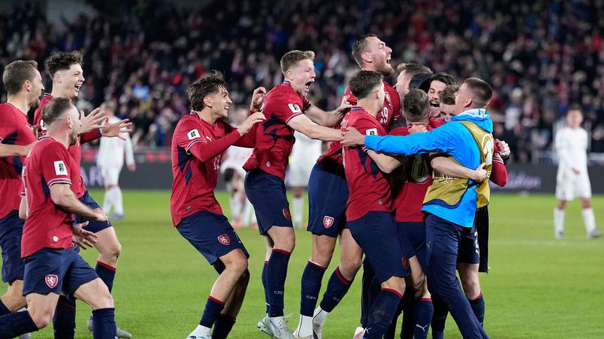 Jugadores de República Checa en celebración tras el triunfo en penales ante Dinamarca y clasificar al Mundial 2026 | AP