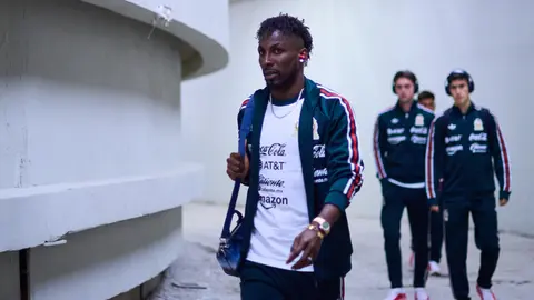 Julián Quiñones en la llegada de la Selección Mexicana para el amistoso contra Portugal | MEXSPORT