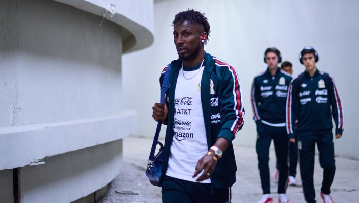 Julián Quiñones en la llegada de la Selección Mexicana para el amistoso contra Portugal | MEXSPORT