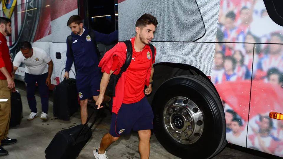 Isaac Brizuela llegando a un partido l MEXSPORT
