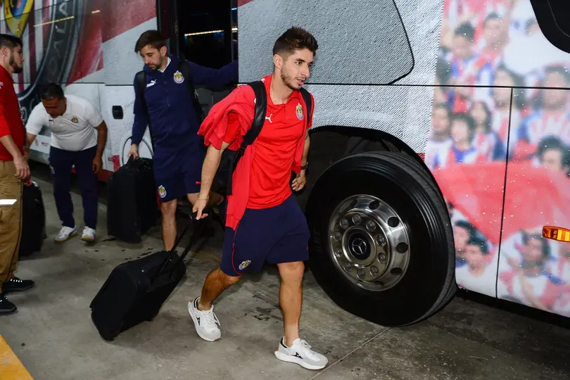 Isaac Brizuela llegando a un partido l MEXSPORT