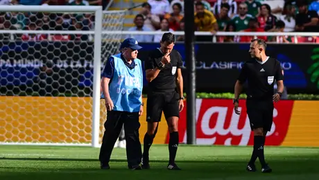 Árbitro central se lesiona durante el Congo contra Jamaica