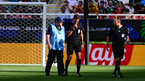 Árbitro central se lesiona durante el Congo contra Jamaica