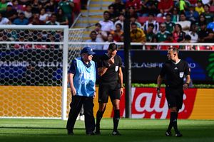 Árbitro central se lesiona durante el Congo contra Jamaica