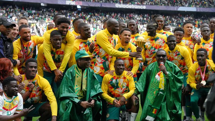 Jugadores de la Selección de Senegal con el trofeo de la Copa Africana de Naciones en Saint-Denis | AP