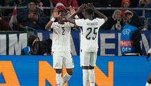 Derrick Kohn y Derrick Luckassen durante el partido amistoso entre Ghana y Alemania | AP
