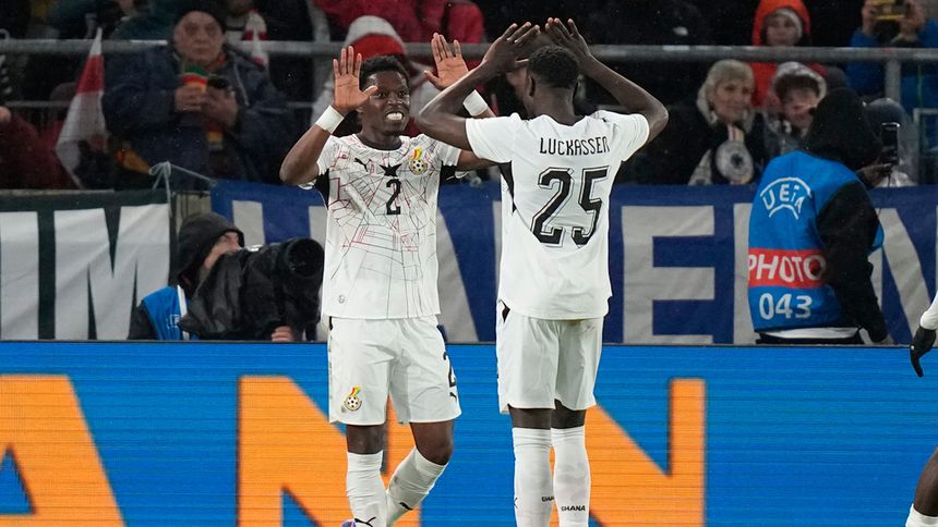 Derrick Kohn y Derrick Luckassen durante el partido amistoso entre Ghana y Alemania | AP