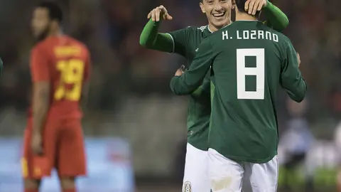 Andrés Guardado e Hirving Lozano en celebración en el amistoso contra Bélgica en 2017 | IMAGO 7
