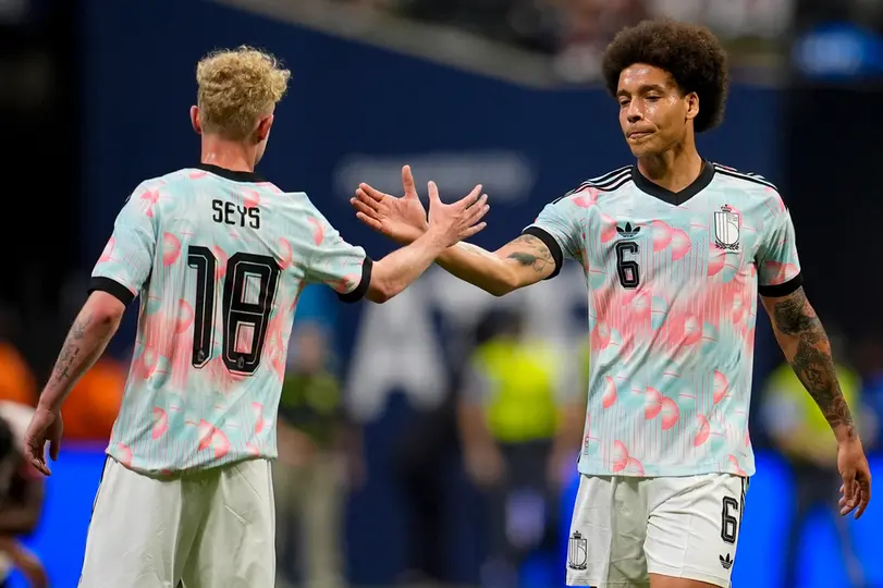 Joaquín Seys celebra con Alex Witsel en el amistoso de Bélgica contra Estados Unidos | AP