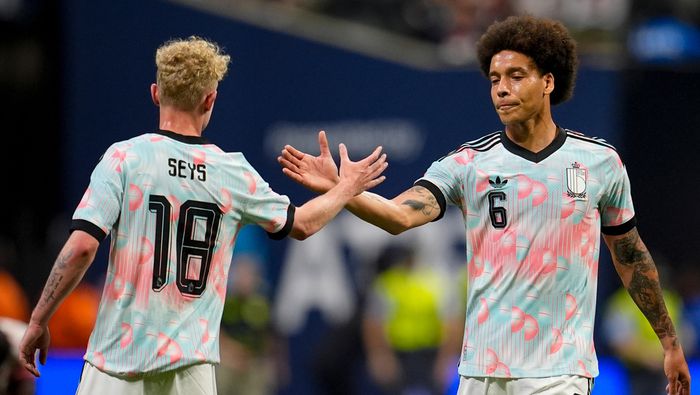 Joaquín Seys celebra con Alex Witsel en el amistoso de Bélgica contra Estados Unidos | AP