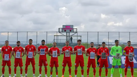 Jugadores de Irán sostienen las fotos de niños que murieron durante los bombardeos a su país | AP