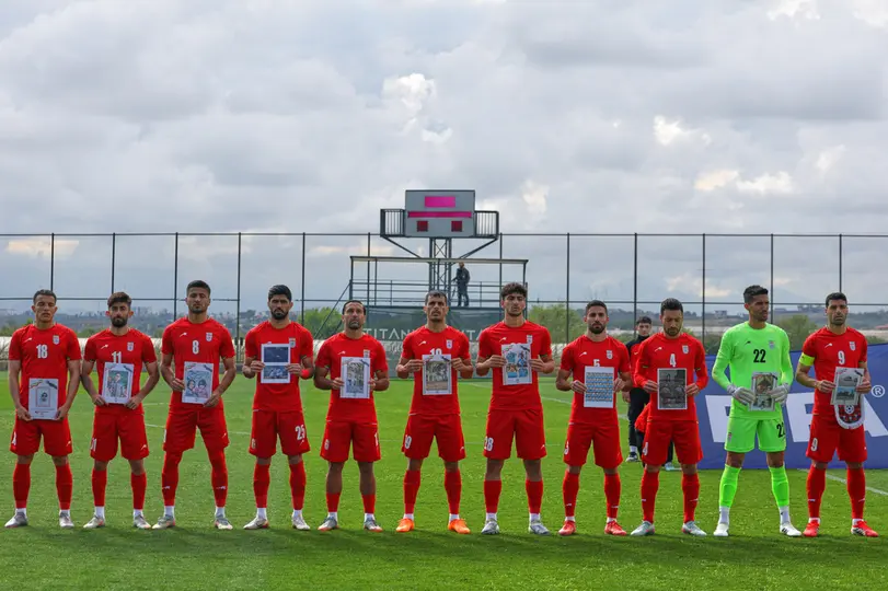 Jugadores de Irán sostienen las fotos de niños que murieron durante los bombardeos a su país | AP