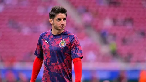 Isaac Brizuela durante un calentamiento con Chivas | MEXSPORT