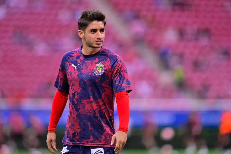 Isaac Brizuela durante un calentamiento con Chivas | MEXSPORT
