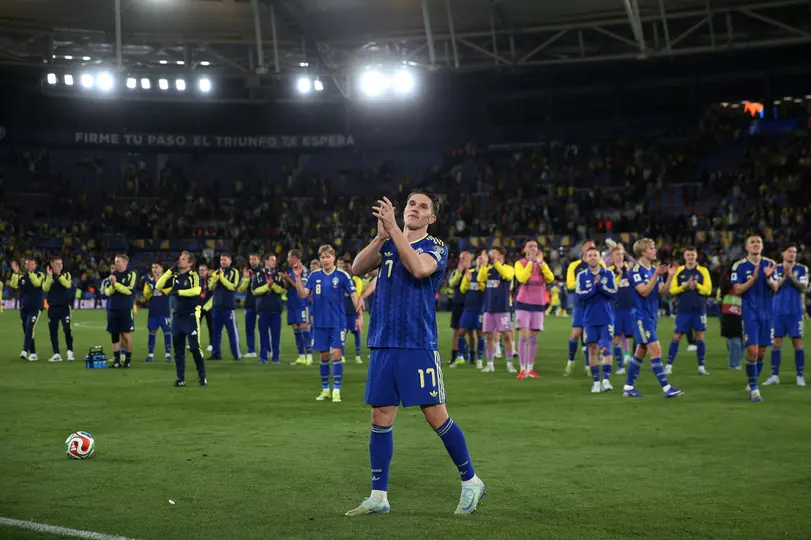 Viktor Gyökeres en celebración con la Selección de Suecia tras el triunfo ante Ucrania en el repechaje | AP