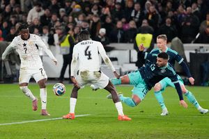 Deniz Undav de Alemania se enfrenta a Jonas Adjetey de Ghana en un amistoso | AP