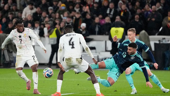 Deniz Undav de Alemania se enfrenta a Jonas Adjetey de Ghana en un amistoso | AP