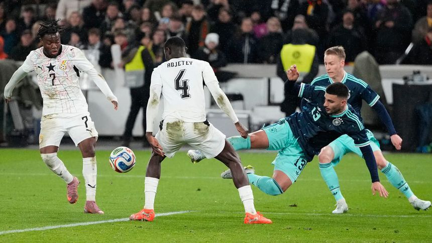 Deniz Undav de Alemania se enfrenta a Jonas Adjetey de Ghana en un amistoso | AP