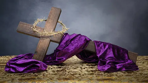 El color morado que cubre a los santos simboliza penitencia y preparación dentro de la fe católica. / iStock