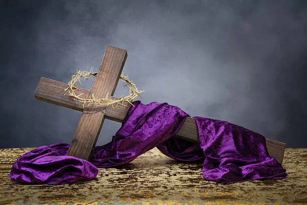 El color morado que cubre a los santos simboliza penitencia y preparación dentro de la fe católica. / iStock
