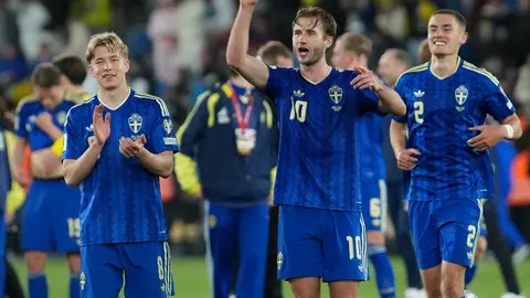 Jugadores de la Selección de Suecia en celebración en el partido de repechaje contra Ucrania | AP