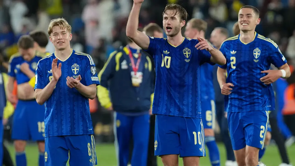 Jugadores de la Selección de Suecia en celebración en el partido de repechaje contra Ucrania | AP