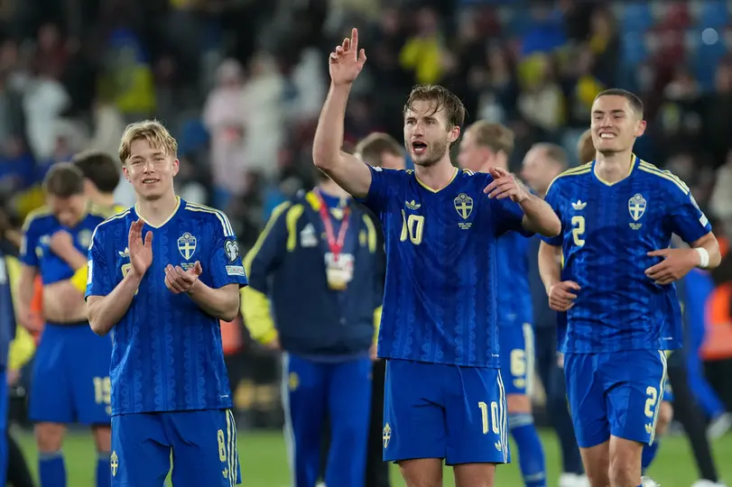 Jugadores de la Selección de Suecia en celebración en el partido de repechaje contra Ucrania | AP