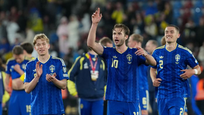 Jugadores de la Selección de Suecia en celebración en el partido de repechaje contra Ucrania | AP