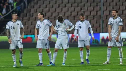 Los jugadores italianos lamentándose la eliminación en la tanda de penales | AP