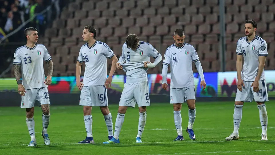 Los jugadores italianos lamentándose la eliminación en la tanda de penales | AP