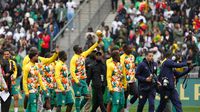 Jugadores de la Selección de Senegal con el trofeo de la Copa Africana de Naciones en Saint-Denis | AP
