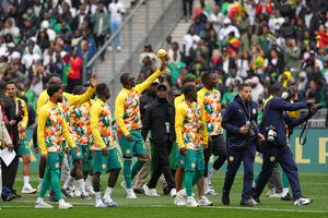 Jugadores de la Selección de Senegal con el trofeo de la Copa Africana de Naciones en Saint-Denis | AP