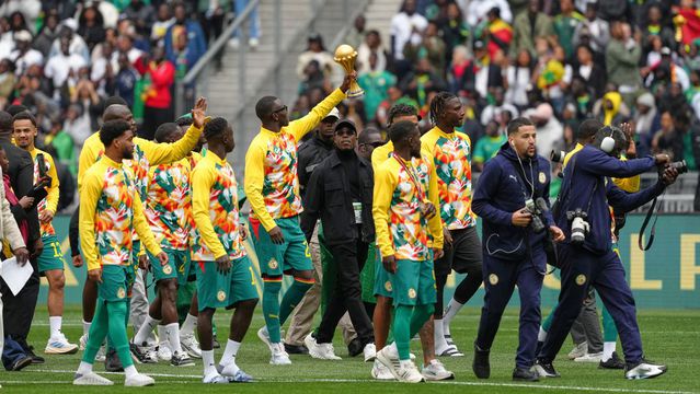 Jugadores de la Selección de Senegal con el trofeo de la Copa Africana de Naciones en Saint-Denis | AP
