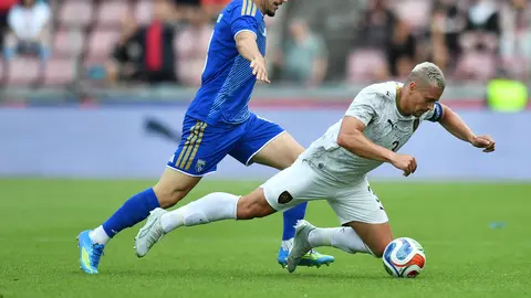 Chequia contra Kosovo, dándolo todo por el balón | AP