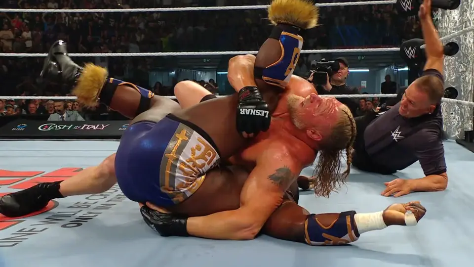 Brock Lesnar venciendo a Oba Femi tras siete F5 | WWE
