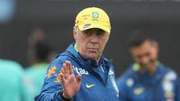 Carlo Ancelotti en entrenamiento de Brasil | AP