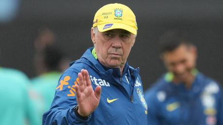 Carlo Ancelotti en entrenamiento de Brasil | AP