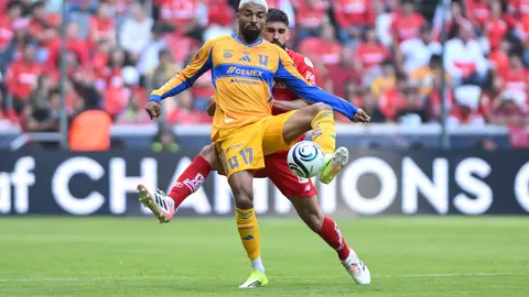 El Búfalo Aguirre protege el balón ante Toluca | MEXSPORT