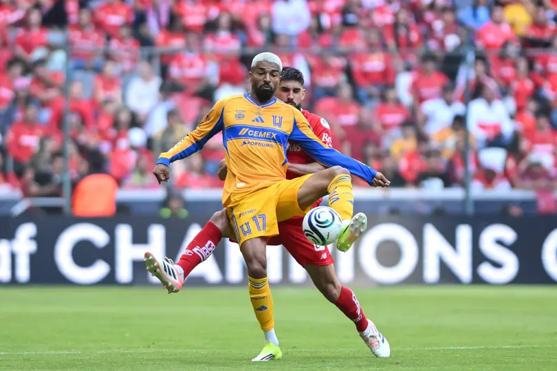El Búfalo Aguirre protege el balón ante Toluca | MEXSPORT
