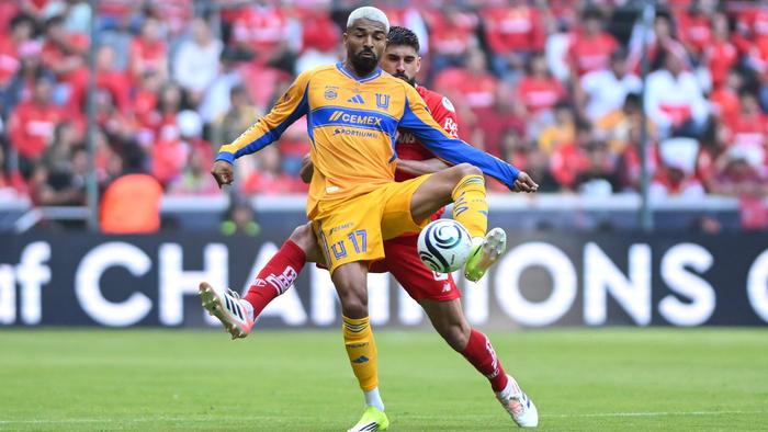El Búfalo Aguirre protege el balón ante Toluca | MEXSPORT