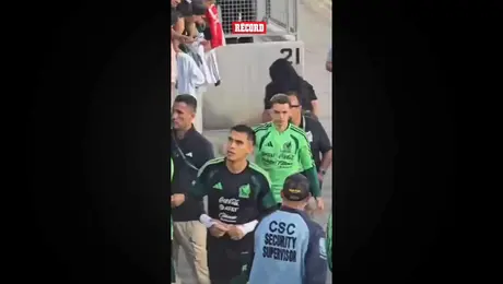 ¡SE DIERON TIEMPO! Futbolistas mexicanos atienden a afición en Estados Unidos